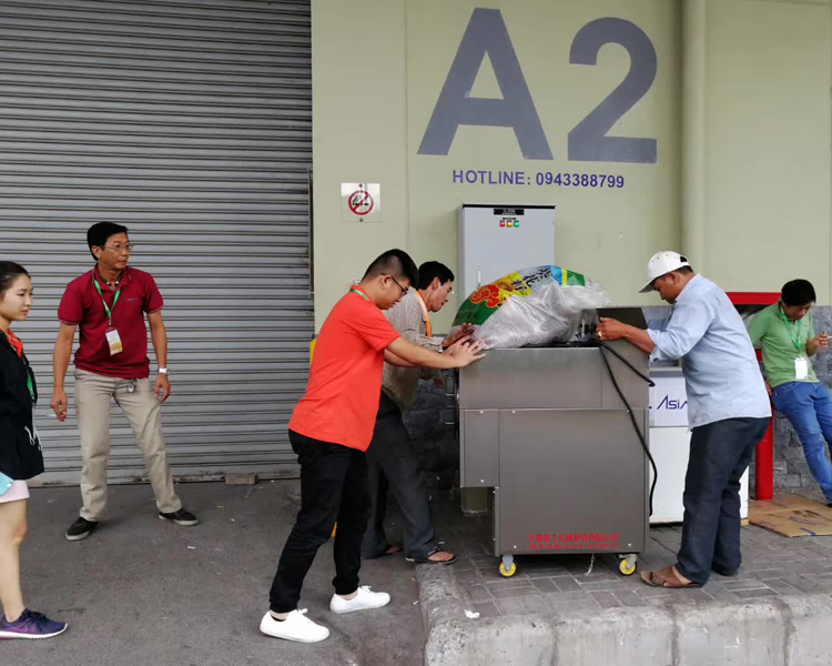 現(xiàn)場(chǎng)訂購(gòu)炒貨機(jī)