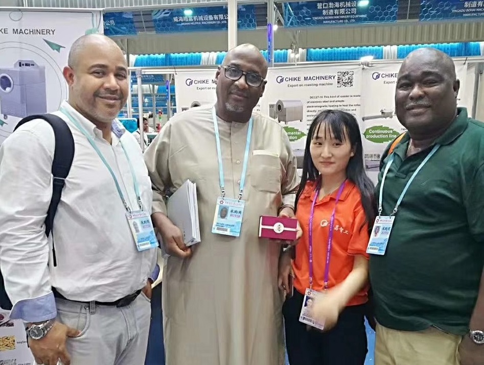 阿拉伯客戶和公司翻譯親切合影